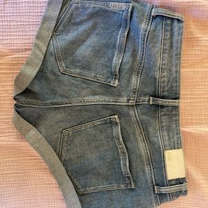 Mint condition. Purchased in 2022 from Nordstrom. Smoke free home.